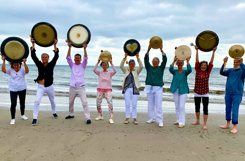 beachgong, handgong, performance, jens zygar, gong, gongs